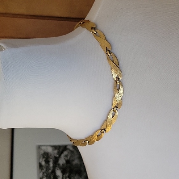 VINTAGE MONET BRUSHED GOLD X LINK CHOKER COLLAR NECKLACE